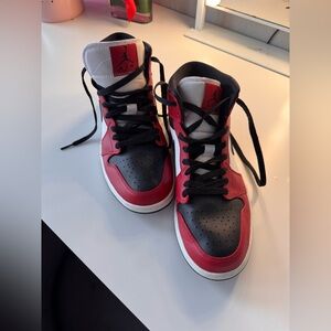 air jordan 1 chicago mid 
men’s: 8.5
women’s:10.5 
dm for more pics!!!! :)